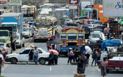 Salubristas bloquean Cuatro Caminos en Totonicapán y exigen estabilidad laboral