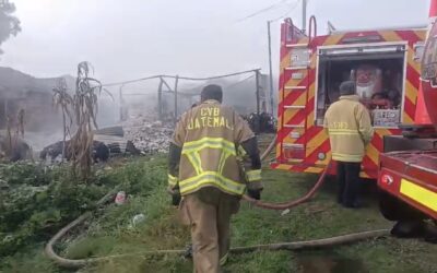 Bomberos controlan incendio en fábrica de camas en Quetzaltenango